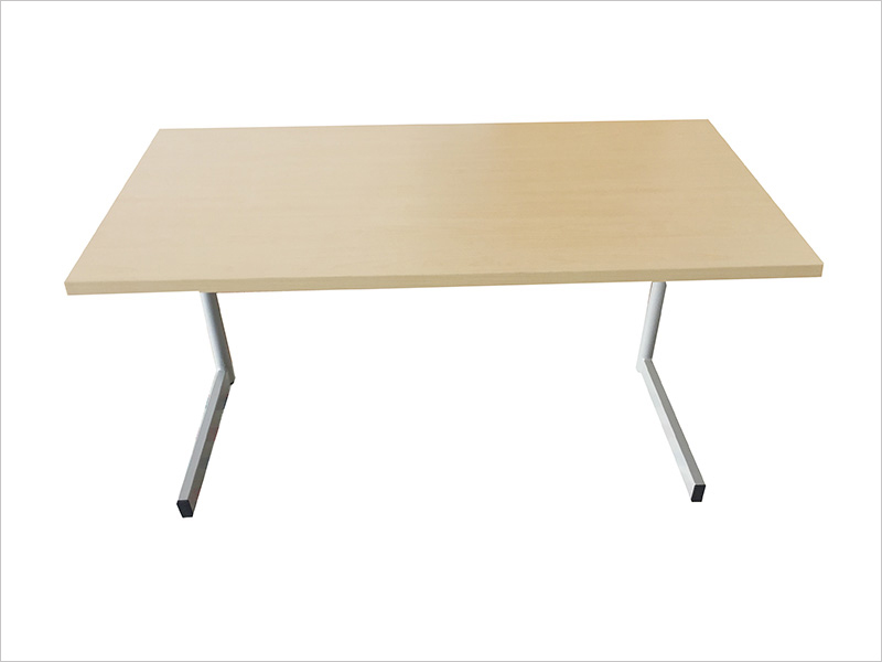 おしゃれで機能的なオフィスデスク